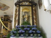 Maialtar und Pilgerstandarte