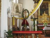 Maialtar und Pilgerstandarte